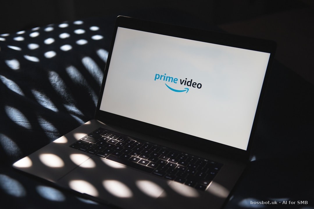 Vendeur Amazon en France gérant WhatsApp Business et Seller Central sur ordinateur portable
