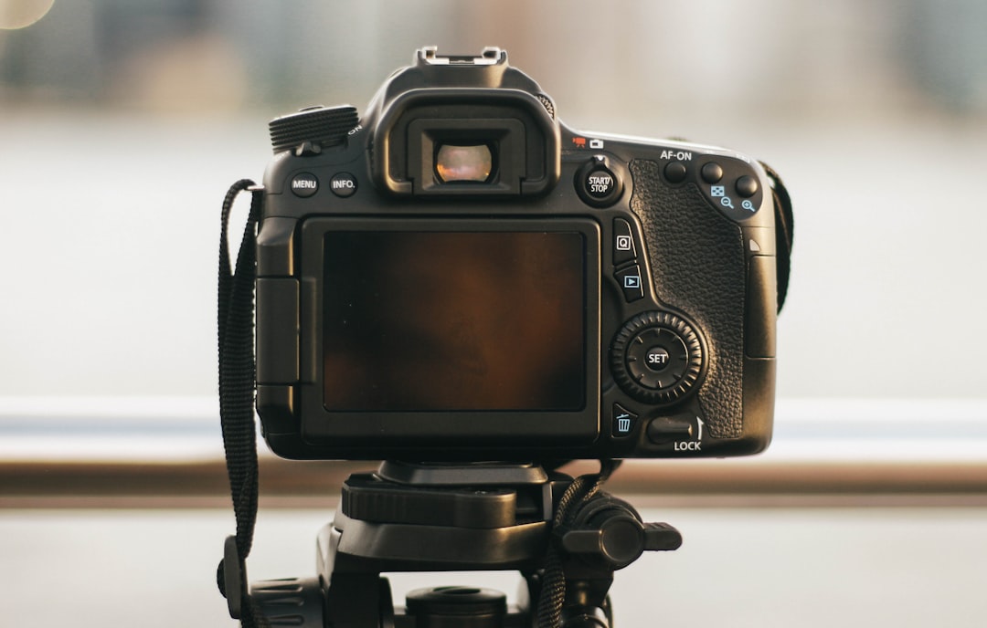 Black dsrl camera