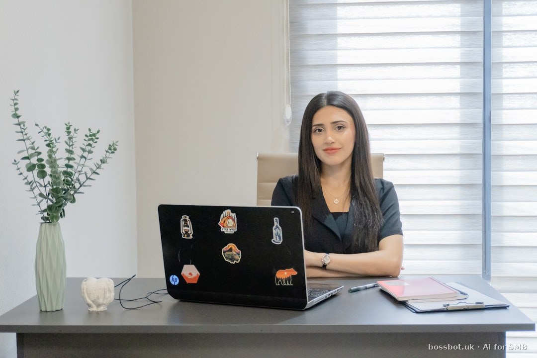 Empreendedora configurando WhatsApp Business API no laptop em seu escritório no Brasil
